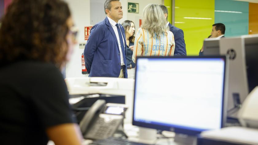 El consejero recorriendo las instalaciones