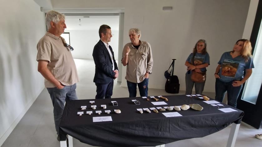 El consejero Mariano de Paco visita el yacimiento del Valle de los Neandertales El consejero hablando con uno de los expertos presentes