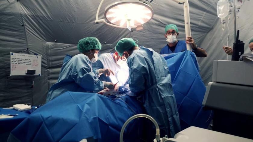 Equipo médico atendiendo a víctima del terremoto de Turquía en 2023