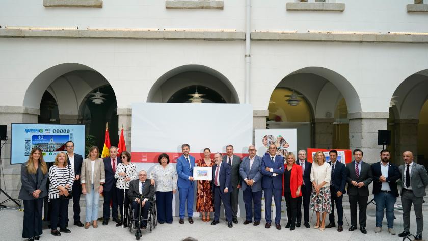 García Martín y Dávila presentan el cupón especial de la ONCE dedicado al 40 aniversario del Estatuto de Autonomía Los consejeros Miguel Ángel García Martín y Ana Dávila con el cupón de la ONCE dedicado al aniversario del Estatuto de Autonomía