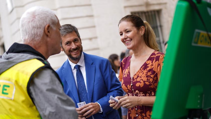 García Martín y Dávila presentan el cupón especial de la ONCE dedicado al 40 aniversario del Estatuto de Autonomía Los consejeros Miguel Ángel García Martín y Ana Dávila con el cupón de la ONCE dedicado al aniversario del Estatuto de Autonomía