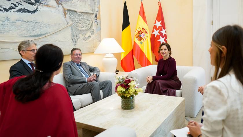 La presidenta saludando a el ministro presidente de la Región de Bruselas