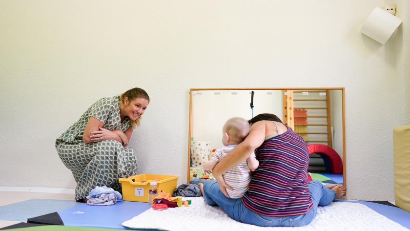 La consejera Ana Dávila durante su visita a la Residencia pública de Primera Infancia Rosa