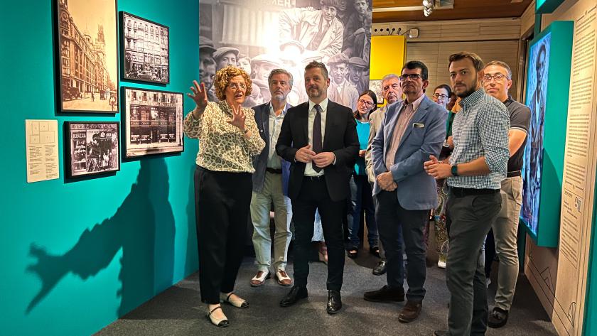El consejero recorriendo la exposición
