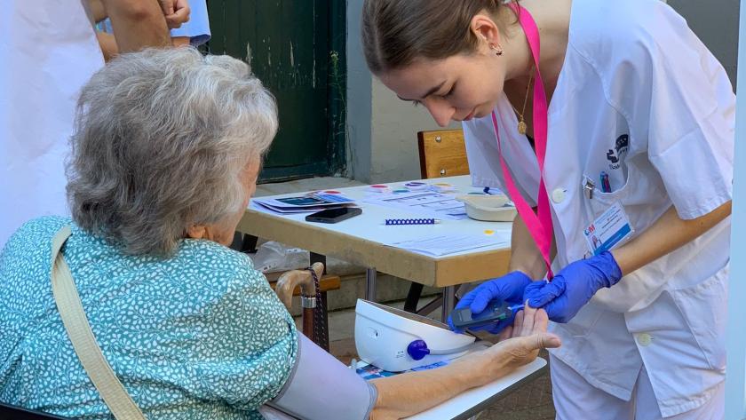 El Hospital Universitario Cruz Roja realiza una jornada de puertas abiertas con motivo del Día Internacional de las Personas Mayores Paciente siendo evaluada