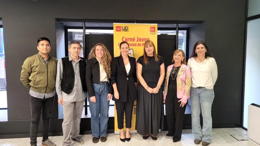 La consejera durante el acto en una de las oficinas 