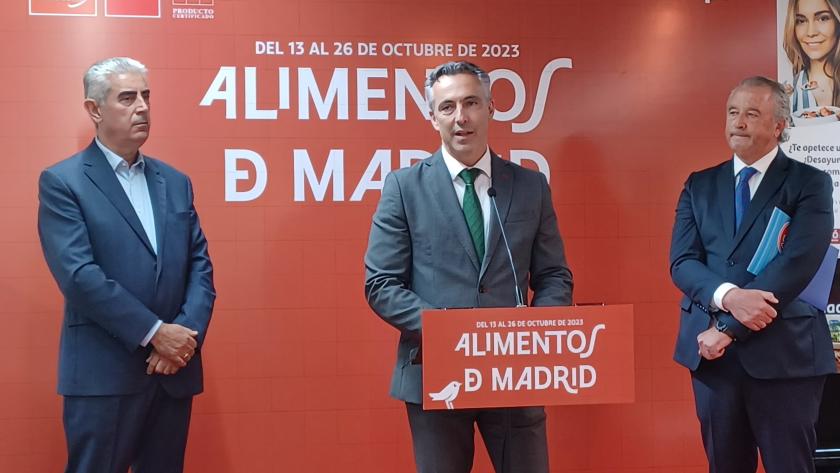 El consejero interviniendo en el atril
