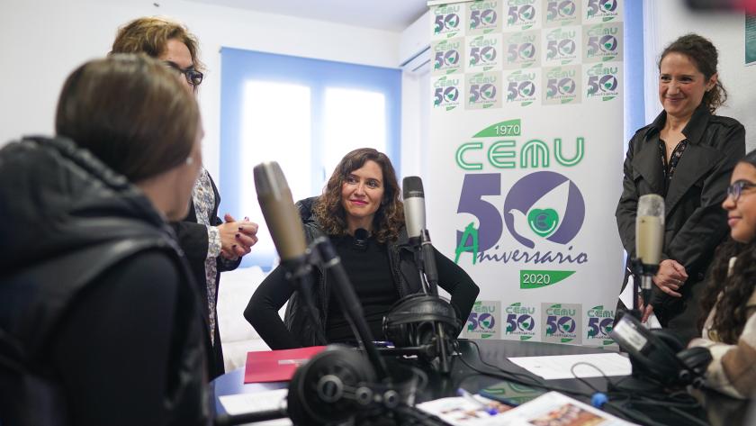 Díaz Ayuso visita el Hogar Ciudad de los Muchachos, un centro para el acogimiento de menores en situación de vulnerabilidad La presidenta en el centro conversando con algunas personas