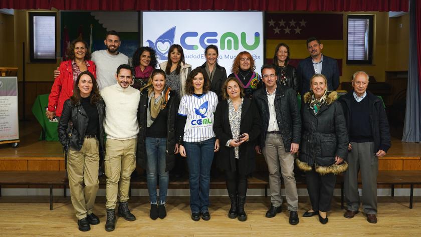 Díaz Ayuso visita el Hogar Ciudad de los Muchachos, un centro para el acogimiento de menores en situación de vulnerabilidad La presidenta en el centro con algunas personas