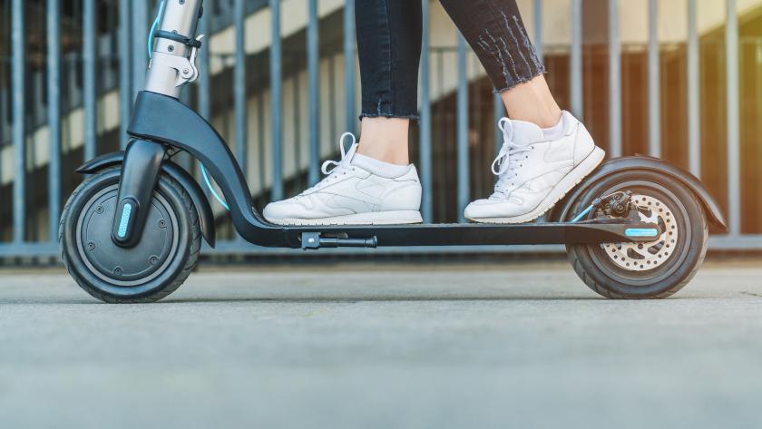 patinetes eléctricos Una mujer montada en patinete eléctrico