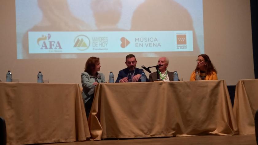 grupo de personas sentadas en torno a una mesa
