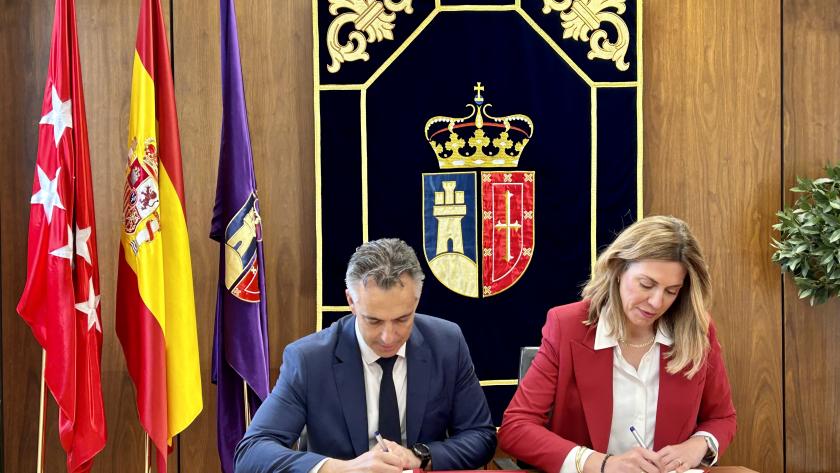El consejero Carlos Novillo durante la firma del convenio de adhesión de Pozuelo de Alarcón al Portal del Suelo