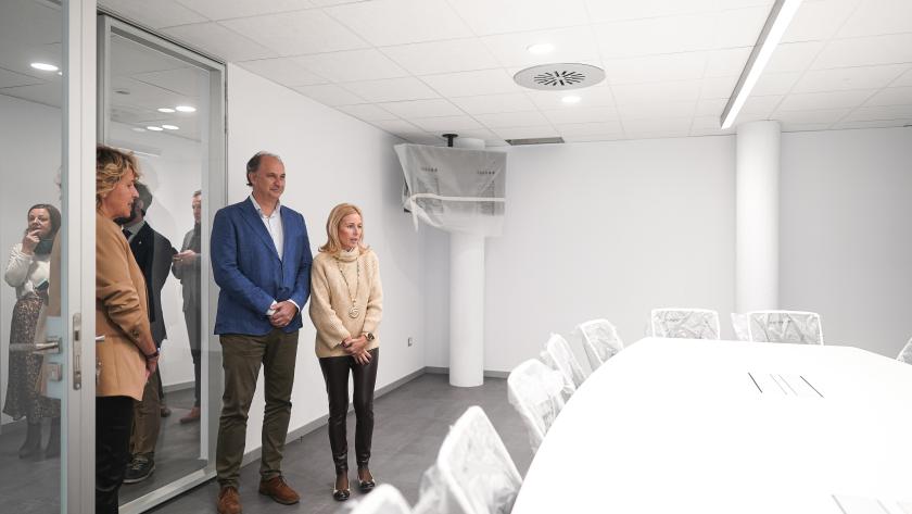 La Comunidad de Madrid optimiza un 25% la fiabilidad de la predicción de los niveles de polen gracias a la Inteligencia Artificial López-Valverde en un momento de su visita al Centro de Control Municipal de Alcobendas