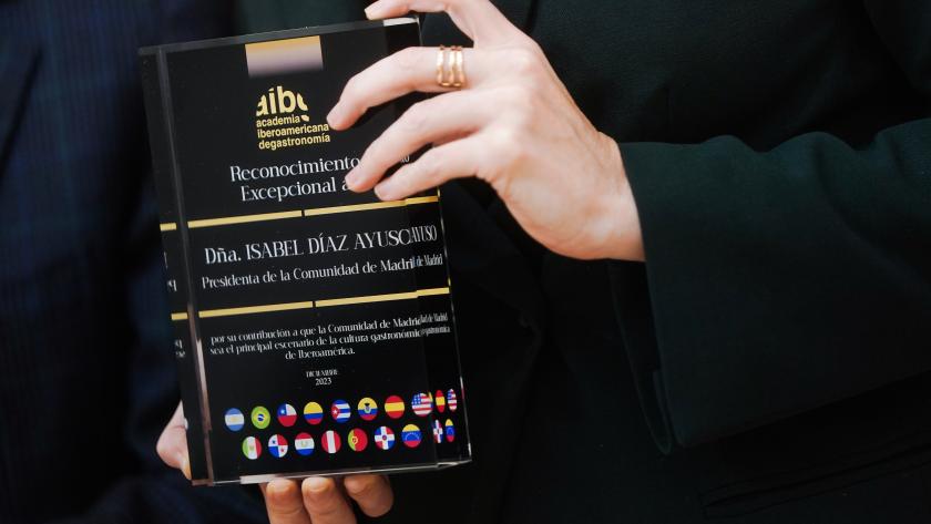 La presidenta Isabel Díaz Ayuso ha recibido la mención especial otorgada por la Academia Iberoamericana de Gastronomía. La presidenta recogiendo el reconocimiento