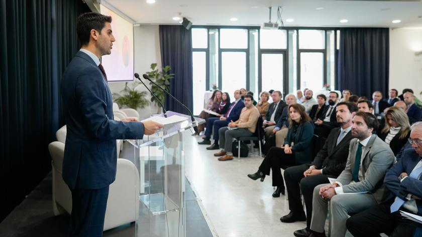 La Comunidad de Madrid ofrece soluciones innovadoras de gestión a los ayuntamientos de la región El consejero durante su intervención