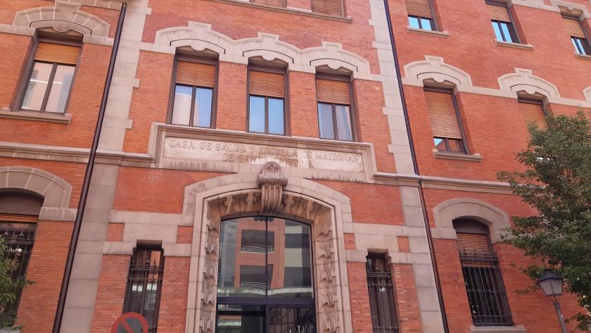Edificio de hospitalización del Hospital Santa Cristina Fachada del Hospital Universitario Santa Cristina