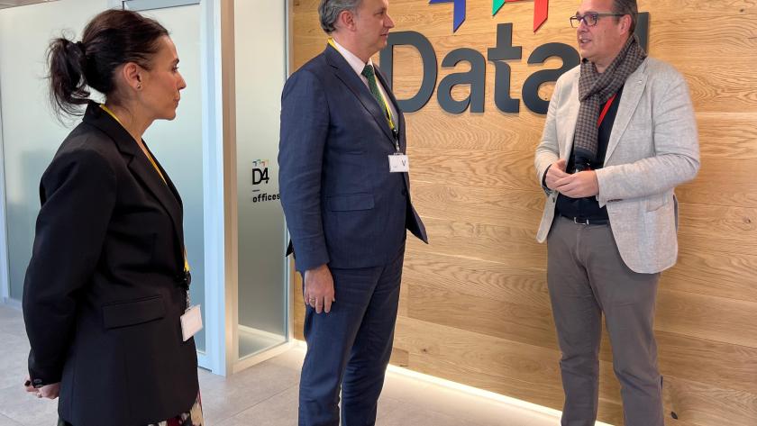 López-Valverde visita la sede de la multinacional Data4 Group El consejero Miguel López-Valverde durante su visita a la sede de la multinacional Data4 Group