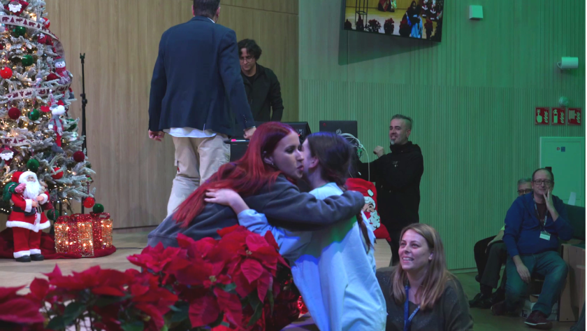 Vicco abrazando a una niña durante su actuación La cantante Vicco al borde del escenario abrazando a una niña