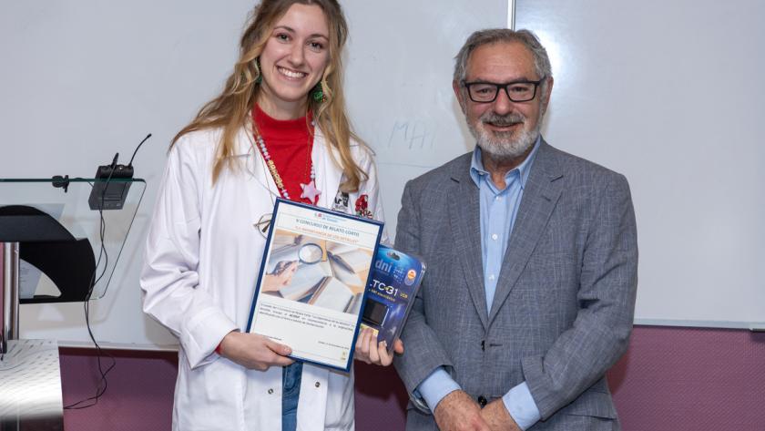 Carmen Cantón, finalista del concurso Junto al director gerente del Hospital