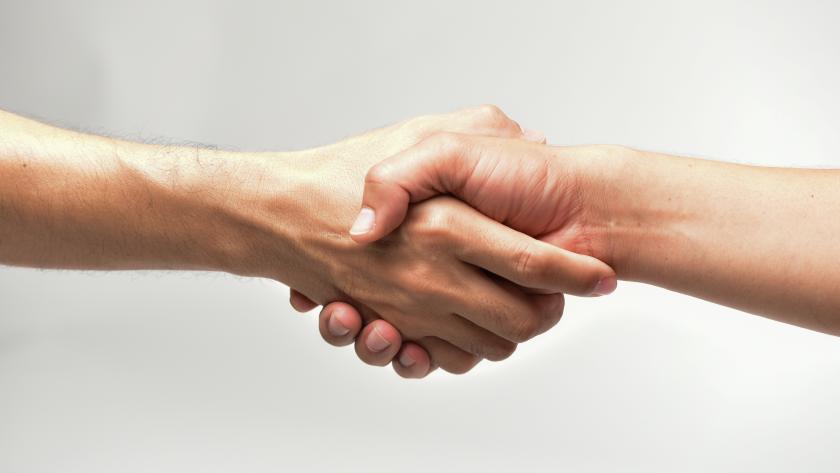 La Comunidad de Madrid invierte más de 800.000 euros para la contratación de desempleados en siete municipios afectados por la DANA Darse la manos