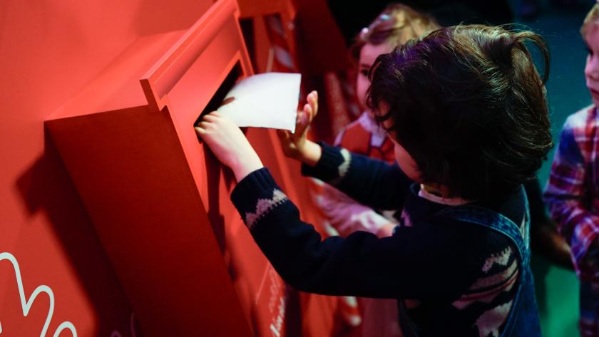 Casi 700 niños han pedido ya sus deseos a Sus Majestades de Oriente a través del servicio 012 Reyes Magos de la Comunidad de Madrid Un niño pidiendo deseos