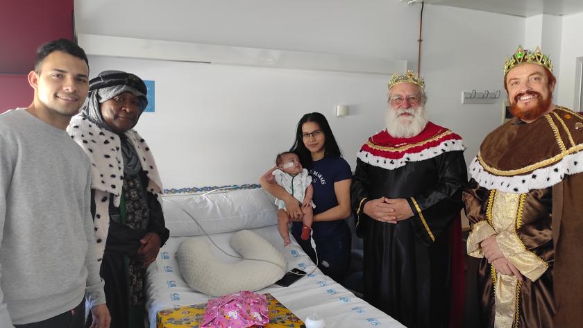 Hospital Universitario de Fuenlabrada recibe visita de Reyes Magos Reyes magos en un hospital
