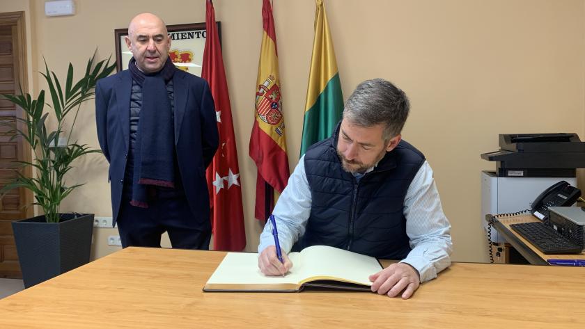 García Martín ha visitado Berzosa del Lozoya El consejero Miguel Ángel García Martín durante su visita a Berzosa del Lozoya