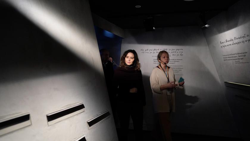 Díaz Ayuso visita el Museo POLIN que recorre la historia de los 1.000 años de los judíos en Polonia La presidenta en el museo