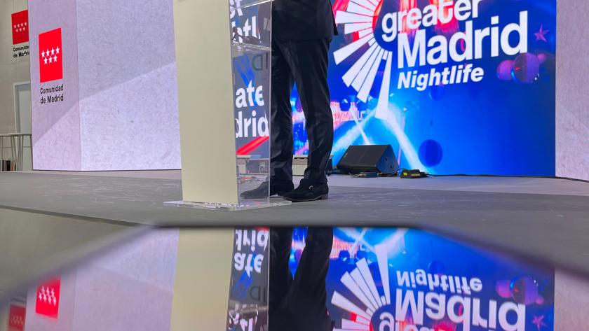 La Comunidad de Madrid presenta en FITUR la primera guía con sus locales de ocio nocturno más emblemáticos El consejero durante la feria