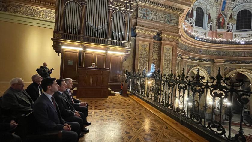 Viciana firma con la Obra Pía de los Santos Lugares un convenio de colaboración El consejero Emilio Viciana en la Real Basílica de San Francisco El Grande