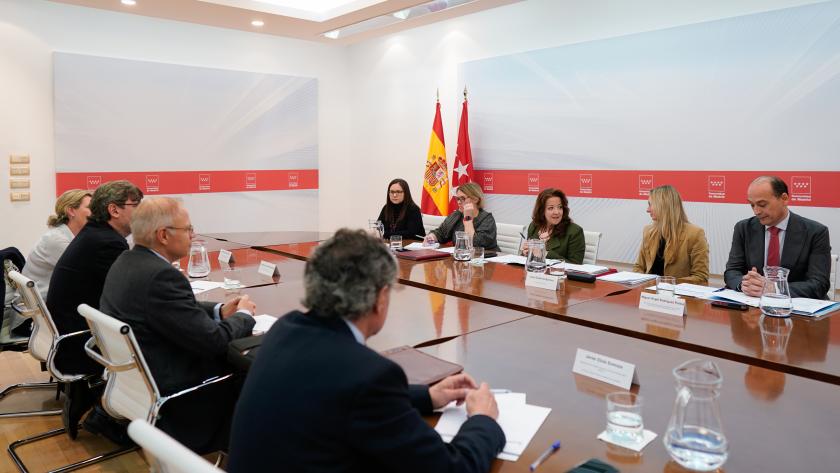 La Comunidad de Madrid agilizará los concursos de méritos de 2022 y 2023 para la estabilización de facultativos y enfermeras especialistas La consejera Fátima Matute junto a los representantes del Colegio de Médicos de Madrid
