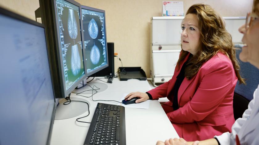 Fátima Matute en un momento de su visita a la Unidad de Patología Mamaria del Hospital público Universitario de La Princesa