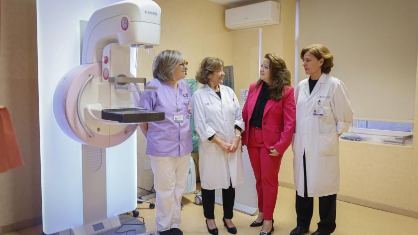 Fátima Matute en un momento de su visita a la Unidad de Patología Mamaria del Hospital público Universitario de La Princesa