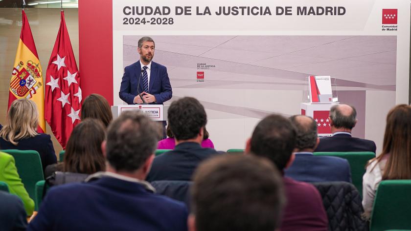 El consejero durante su intervención de frente