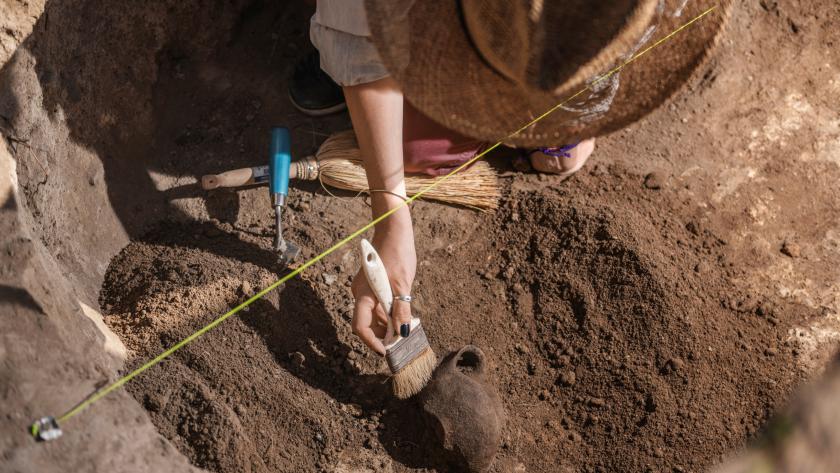 Una arqueóloga trabajando en la tierra