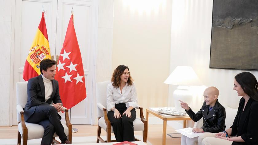 Isabel Díaz Ayuso junta a María y Gonzalo Caballero