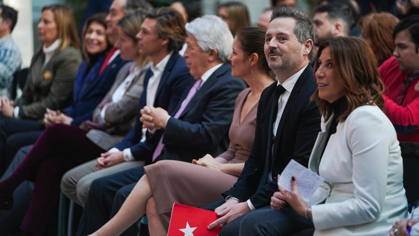 Los consejeros Mariano de Paco Serrano y Ana Dávila durante la firma de un convenio con las Fundaciones Querer y Atlético de Madrid