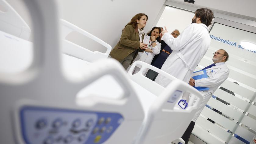 La consejera Fátima Matute durante su visita al Hospital La Paz