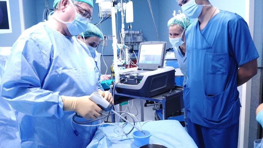 El jefe del Servicio de Urología del Clínico, Jesús Moreno, prepara el dispositivo para introducir agua a alta temperatura