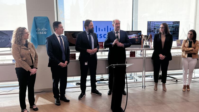 López-Valverde sella un acuerdo de colaboración con CISCO El consejero Miguel López-Valverde durante la firma de un acuerdo de colaboración con CISCO