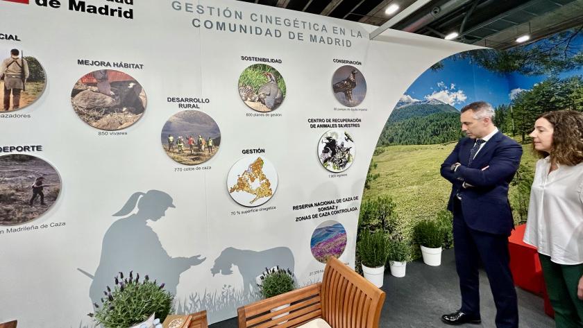 La Comunidad de Madrid participa en la XI Feria Cinegética con un estand propio en el que agentes forestales explicarán su trabajo El consejero Novillo en la XI Feria Cinegética