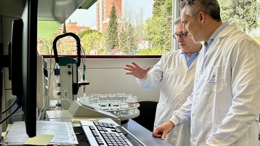 El consejero Carlos Novillo en el laboratorio central de Canal de Isabel II