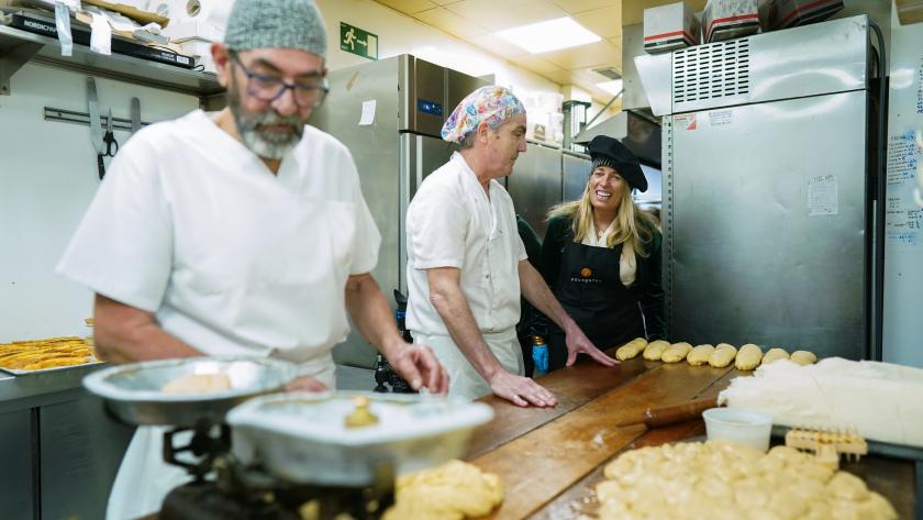 La Comunidad de Madrid destaca el trabajo y la calidad de las pastelerías artesanas de la región La consejera Rocío Albert haciendo torrijas