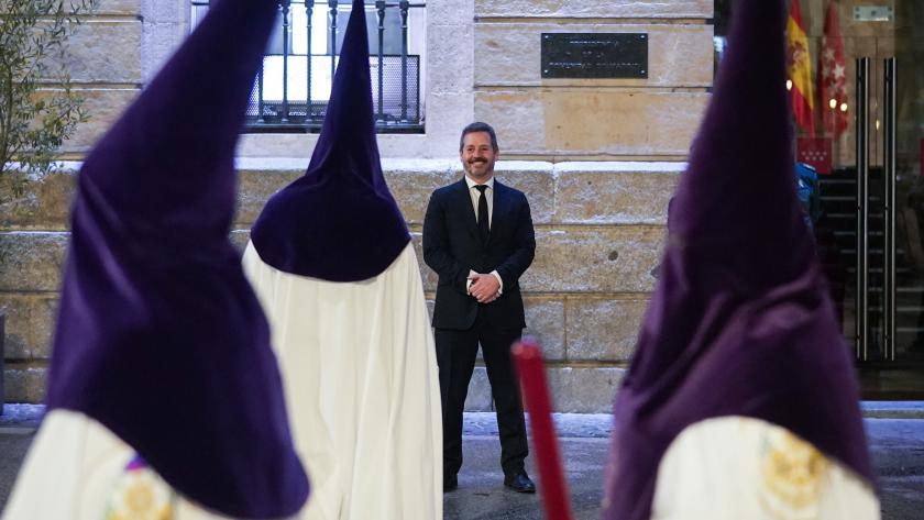 Mariano de Paco Serrano en el paso de procesiones por la Puerta del Sol
