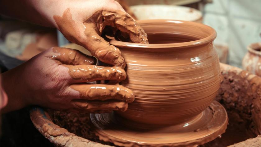 Artesanía Manos realizando artesanía