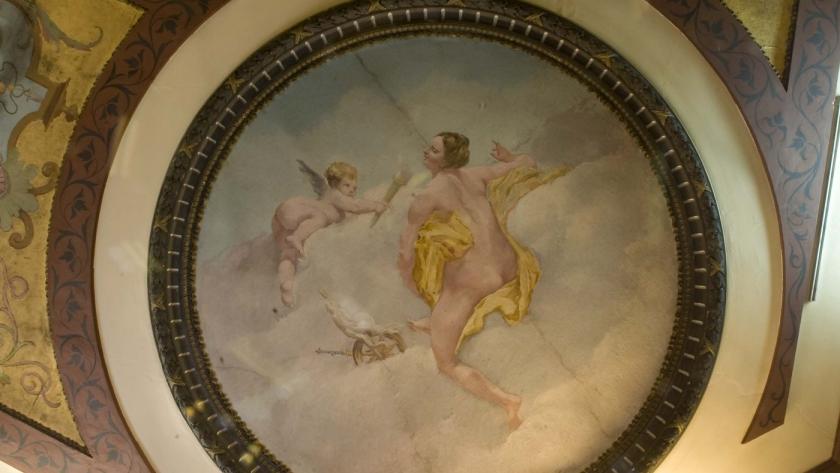 angelote y mujer sobre un fondo de nubes