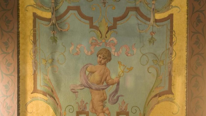 Ángel portando un caduceo o vara con serpientes, sobre fondo dorado y decoración vegetal