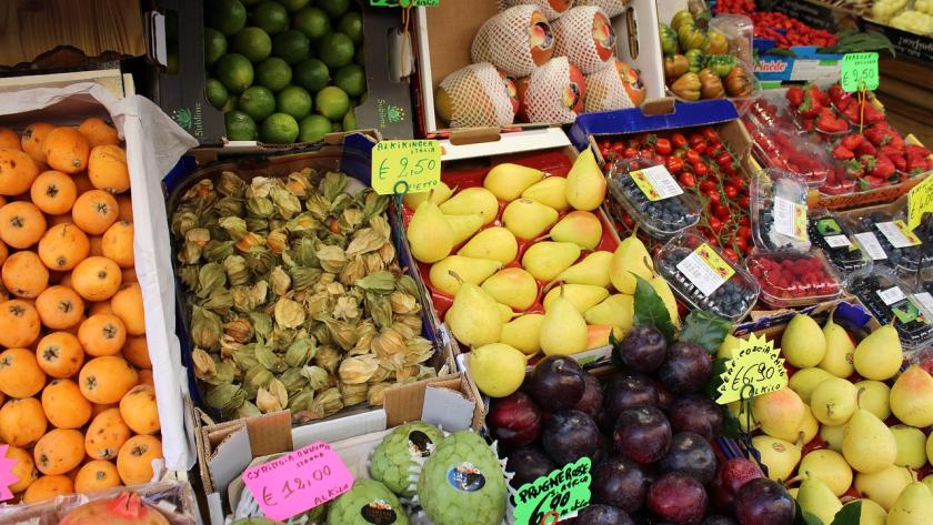 Frutería con algunos productos envasado