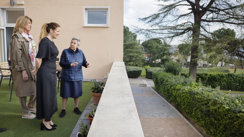 Dávila visita la Residencia Villa Paz La consejera Ana Dávila en Pozuelo de Alarcón