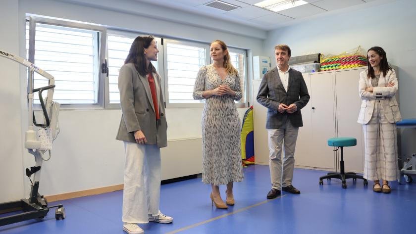 Dávila visita el Centro de Atención Temprana AMI-3 La consejera Ana Dávila en Tres Cantos